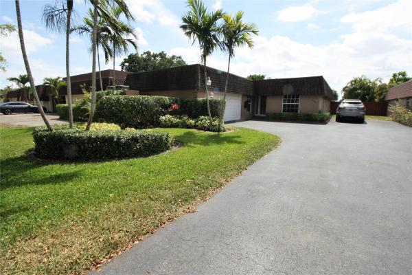 Country Club Of Miami Fairway Villas, 19224 W Lake Dr #19224, Hialeah, Florida 33015, image 1