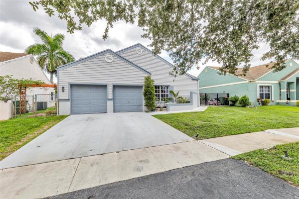 Cinnamon Place At Honeywoods, 1551 SW 85th Ave, Pembroke Pines, Florida 33025, image 1