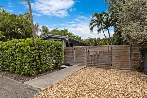 Manor Square, 1619 NE 25th St, Fort Lauderdale, Florida 33305, image 1