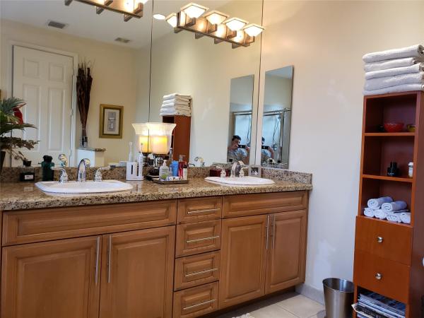 Mallory Square, 2628 NE 9th Ave #2, Wilton Manors, Florida 33334, image 3