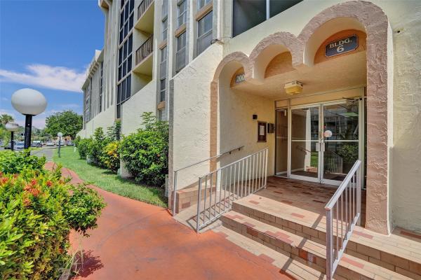 De Soto Park South, 2000 Atlantic Shores Blvd #415, Hallandale Beach, Florida 33009, image 1