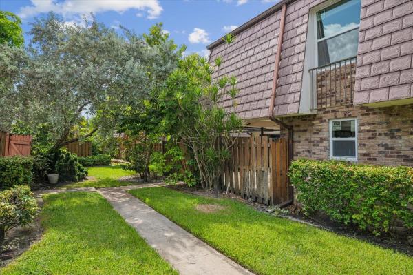 Courtyards, 7570 E Courtyard Run E, Boca Raton, Florida 33433, image 1