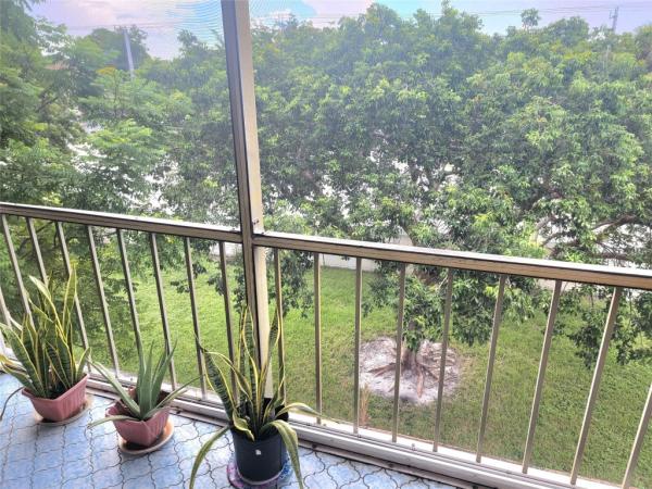 Oakbrook Village, 8120 SW 24th St #303, North Lauderdale, Florida 33068, image 2