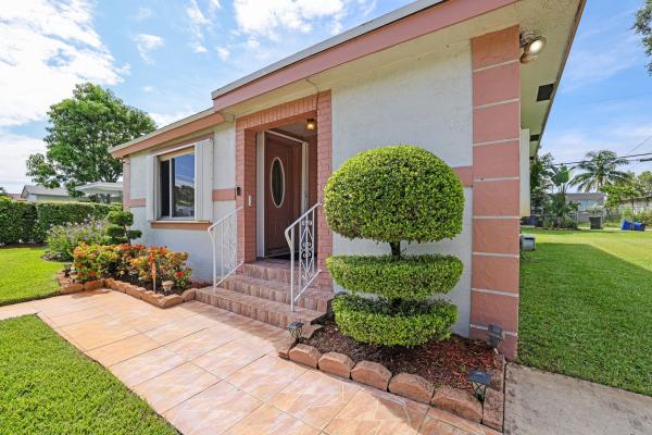 Liberia, 2334 Farragut St, Hollywood, Florida 33020, image 1