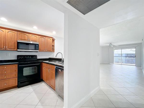 Sherwood Gardens, 905 Southridge Rd #201C, Delray Beach, Florida 33444, image 2