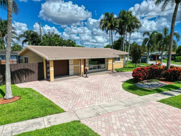 Coral Manor, 541 SE 4th St, Deerfield Beach, Florida 33441, image 1