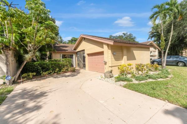 Sawgrass Village 1, 4373 Acacia Cir, Coconut Creek, Florida 33066, image 1