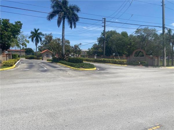 Windmill Lakes, 365 SW 86th Ave #205, Pembroke Pines, Florida 33025, image 1