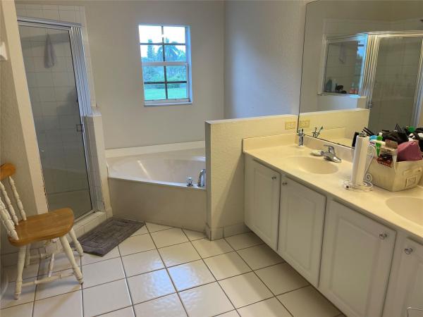 Emerald Lake Townhomes, 4321 Emerald Vis, Lake Worth, Florida 33461, image 2