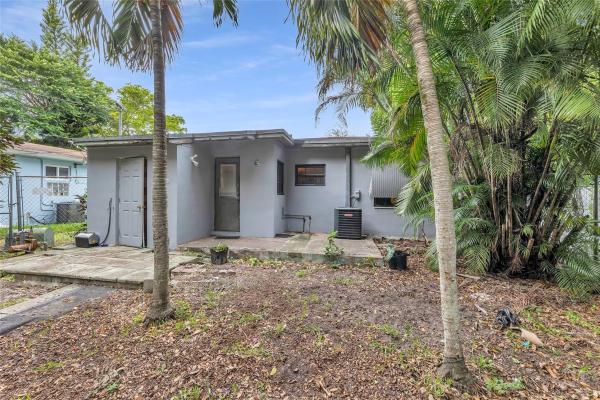 Irons Manor, 886 NE 134th St, North Miami, Florida 33161, image 2