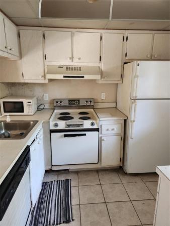 Poinciana Place Of Pine Island Ridge, 9410 Poinciana Pl #203, Davie, Florida 33324, image 2