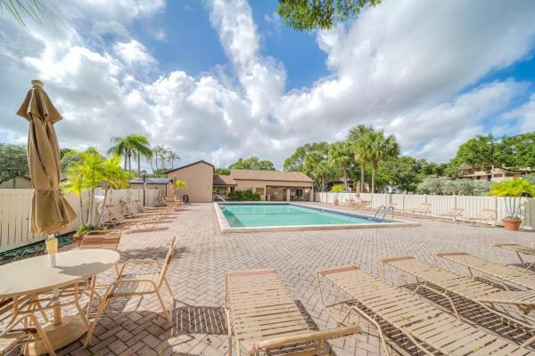 Applewood Village 1, 2724 Carambola Cir N #17108, Coconut Creek, Florida 33066, image 1
