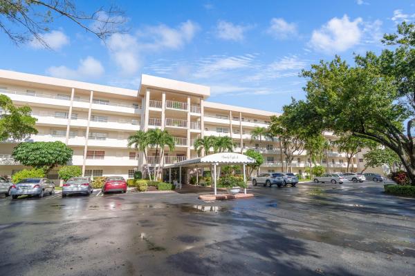 Palm-Aire Country Club 6, 3970 Oaks Clubhouse Dr #303, Pompano Beach, Florida 33069, image 1