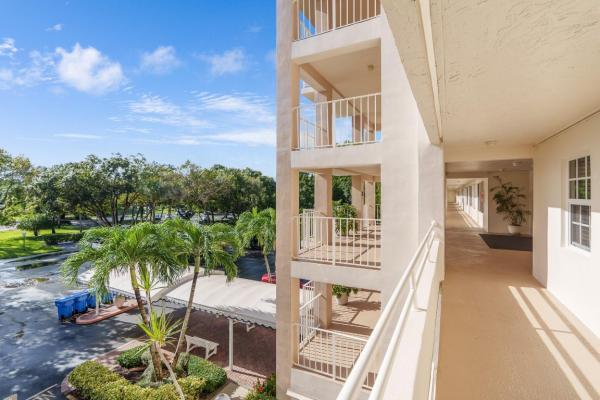 Palm-Aire Country Club 6, 3970 Oaks Clubhouse Dr #303, Pompano Beach, Florida 33069, image 1