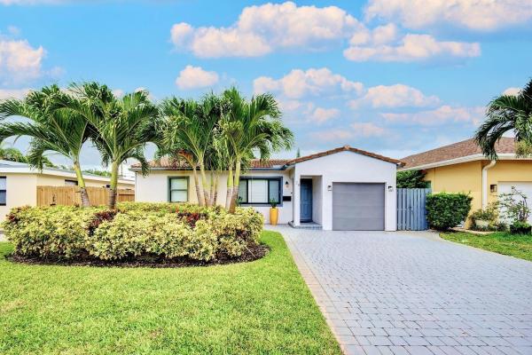 Petite, 28 NE 26th St, Wilton Manors, Florida 33305, image 1