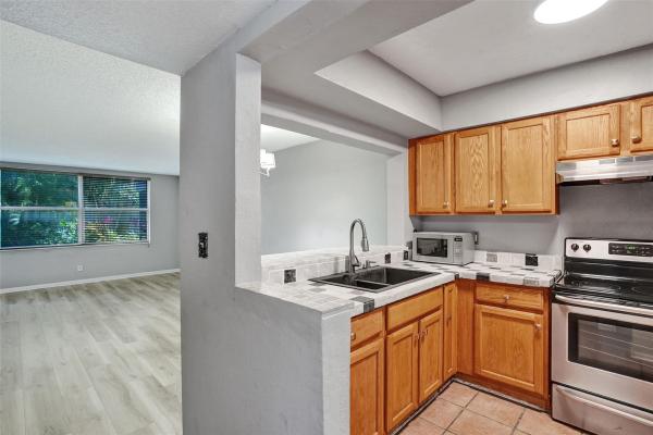 Kings Park Garden, 4025 N Federal Hwy #113B, Oakland Park, Florida 33308, image 1