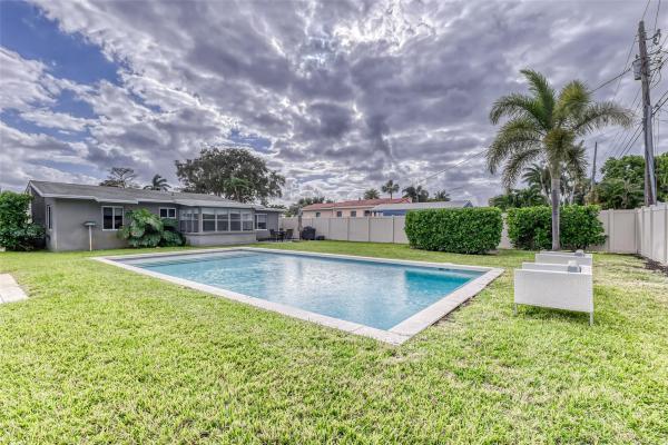Valencia At Wilton Manors, 413 NE 23rd St, Wilton Manors, Florida 33305, image 1