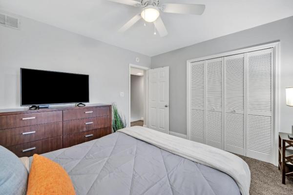 Manor Grove Village, 105 NE 20th Ct #2G, Wilton Manors, Florida 33305, image 2