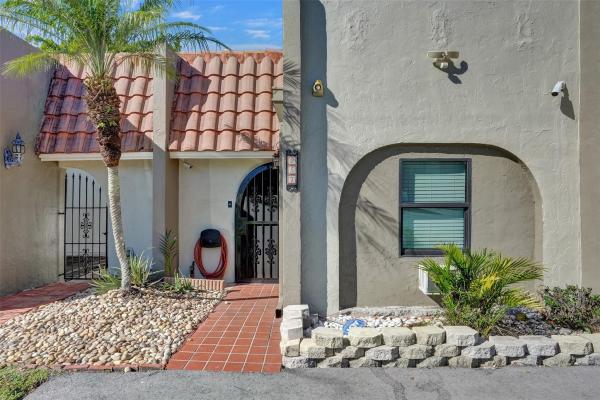 Las Haciendas Townhouse At Jacaranda, 257 Jacaranda Dr #30, Fort Lauderdale, Florida 33324, image 1