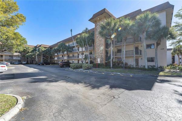 Lakes Of Carriage Hills, 4965 E Sabal Palm Blvd #209, Tamarac, Florida 33319, image 1