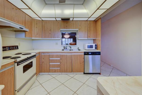 Lucaya Village, 2101 Lucaya Bnd #E4, Coconut Creek, Florida 33066, image 1