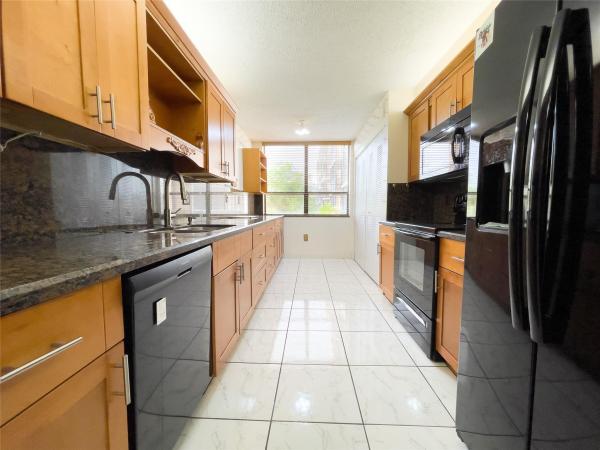 Chantilly, 900 NE 195th St #312, Ives Estates, Florida 33179, image 1