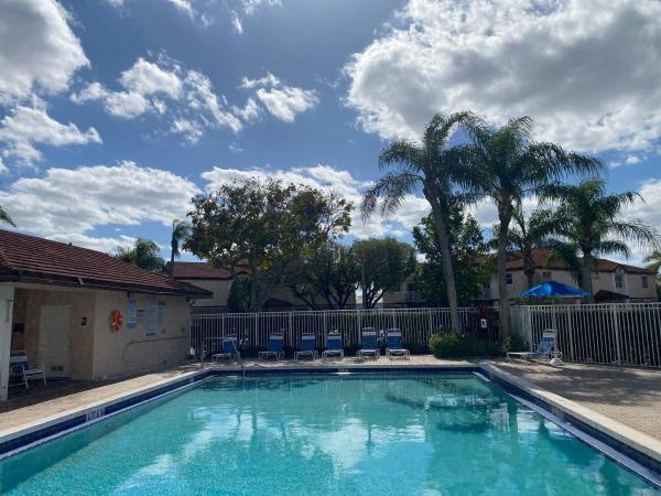 The Club Quarters At Raintree, 11266 SW 12th St #204, Pembroke Pines, Florida 33025, image 3
