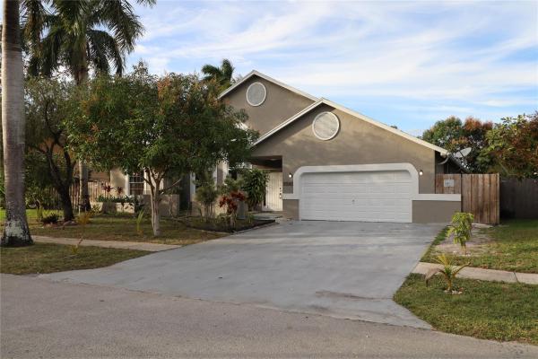 Tanglewood Lakes, 9561 SW 8th St, Pembroke Pines, Florida 33025, image 1