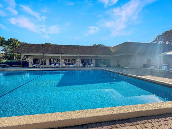 Lakes Of Carriage Hills, 6090 N Sabal Palm Blvd #101, Tamarac, Florida 33319, image 2