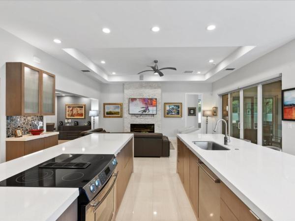 Sunset Manors, 2717 NE 2nd Ave, Wilton Manors, Florida 33334, image 2