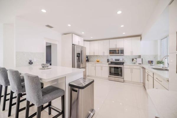 Jacaranda Country Club, 8551 Gatehouse Rd, Plantation, Florida 33324, image 1