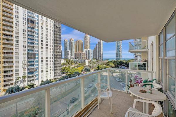 Winston Towers 300, 230 174th St #811, Sunny Isles Beach, Florida 33160, image 1