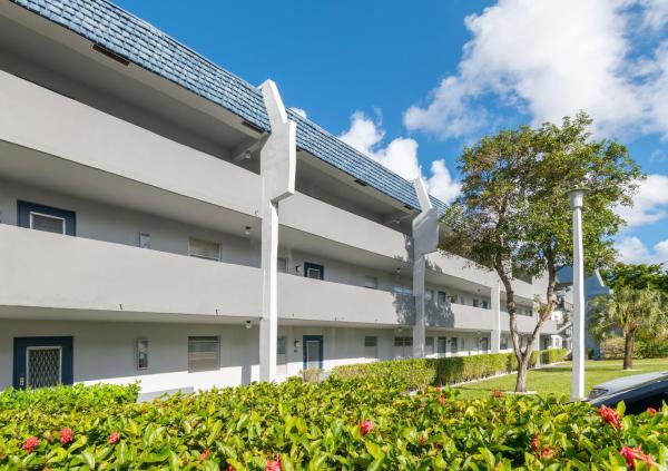 Oriole Golf & Tennis Club 1, 7897 Golf Circle Dr #101, Margate, Florida 33063, image 1
