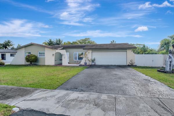 2621 SW 98th Ave, Unincorporated Dade County, Florida 33165, image 1