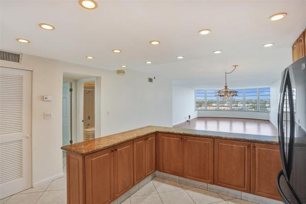 Ridgeview Towers, 3051 NE 48th St #703, Fort Lauderdale, Florida 33308, image 2