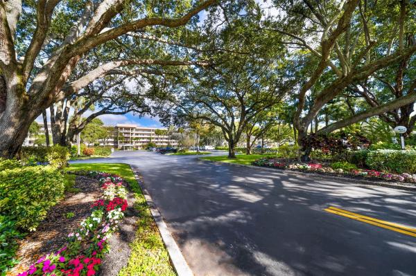 Palm-Aire Country Club 6, 3960 Oaks Clubhouse Dr #401, Pompano Beach, Florida 33069, image 1