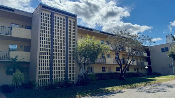 Cambridge House Of Carriage Hills, 300 Berkley Rd #103, Hollywood, Florida 33024, image 1