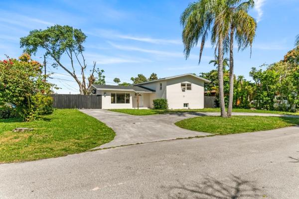 1215 NE 200th St, Unincorporated Dade County, Florida 33179, image 1