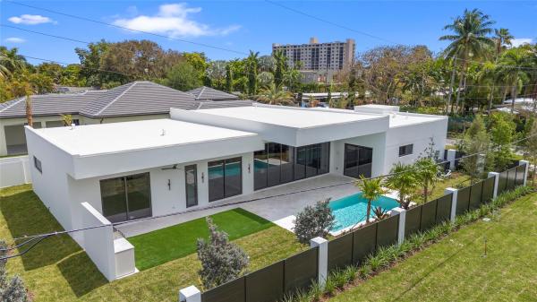 Petite, 301 NE 21st St, Wilton Manors, Florida 33305, image 1