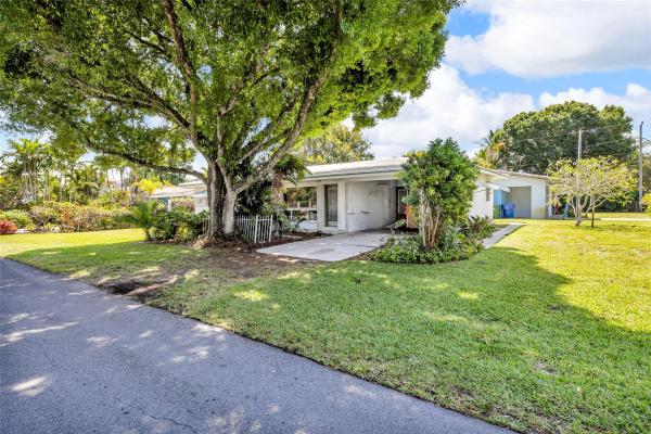Petite, 300 NE 22nd St, Wilton Manors, Florida 33305, image 1