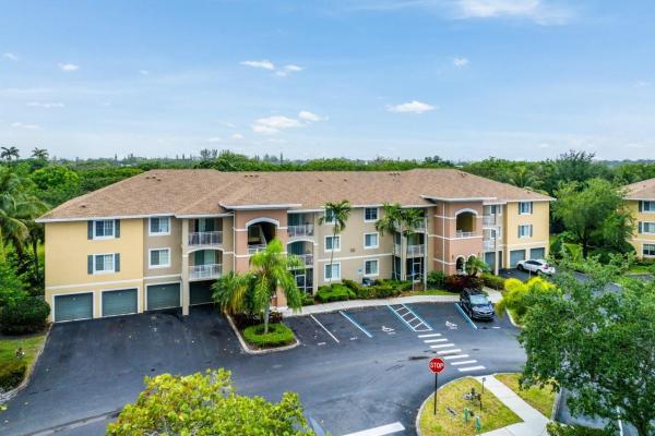 6492 Emerald Dunes Dr #208, West Palm Beach, Florida 33411, image 1