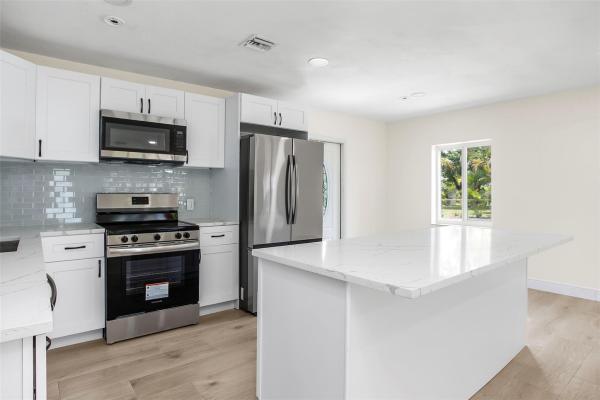 Sunset Manors, 2709 NE 1st Ave, Wilton Manors, Florida 33334, image 3