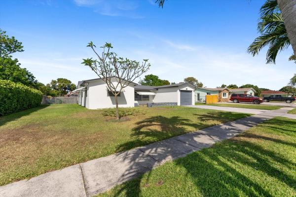 Westfield At West Palm Beach, 1815 Pinehurst Dr, West Palm Beach, Florida 33407, image 1