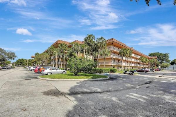 Lakes Of Carriage Hills, 6095 N Sabal Palm Blvd #212, Tamarac, Florida 33319, image 1