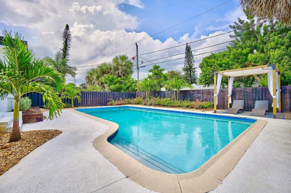 Petite, 37 NE 24th St, Wilton Manors, Florida 33305, image 1