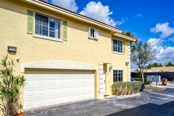 Deerfield Court Townhomes, 180 SE 2nd St #180, Deerfield Beach, Florida 33441, image 1