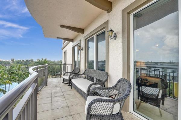 Wilton Station, 2633 NE 14th Ave #400, Wilton Manors, Florida 33334, image 1