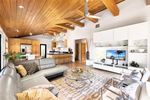 Petite, 305 NE 21st Ct, Wilton Manors, Florida 33305, image 1