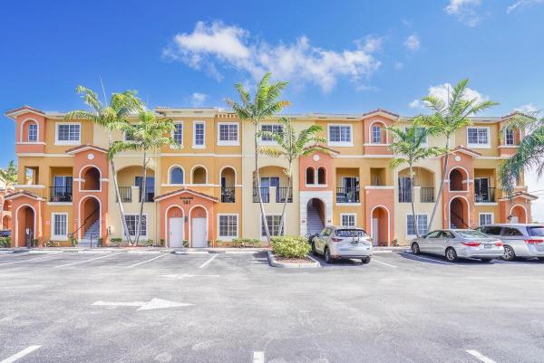 Highland Park Village, 141 NW 2nd Ave #4, Hallandale Beach, Florida 33009, image 1