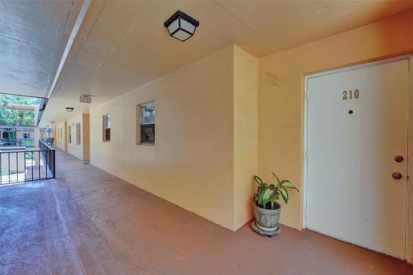 Lago West, 400 Commodore Dr #210, Plantation, Florida 33325, image 1